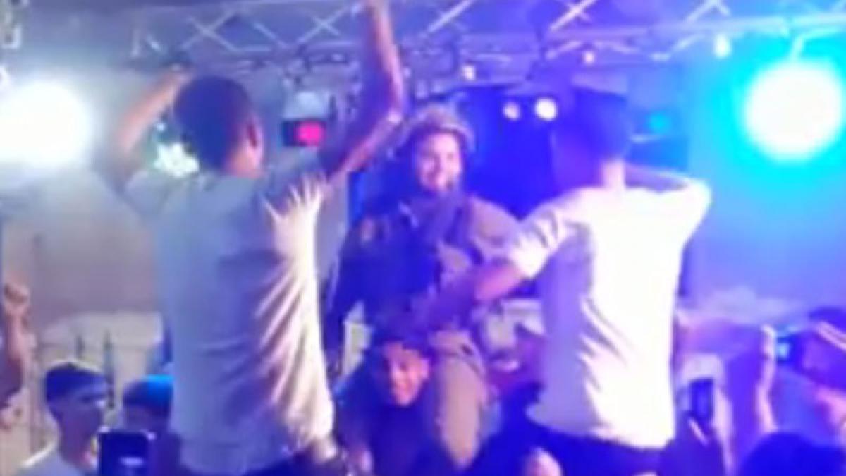 (VIDEO) Gest de normalitate sau abatere gravă? Soldaţii din imagine, sancţionaţi dur de comandanţi