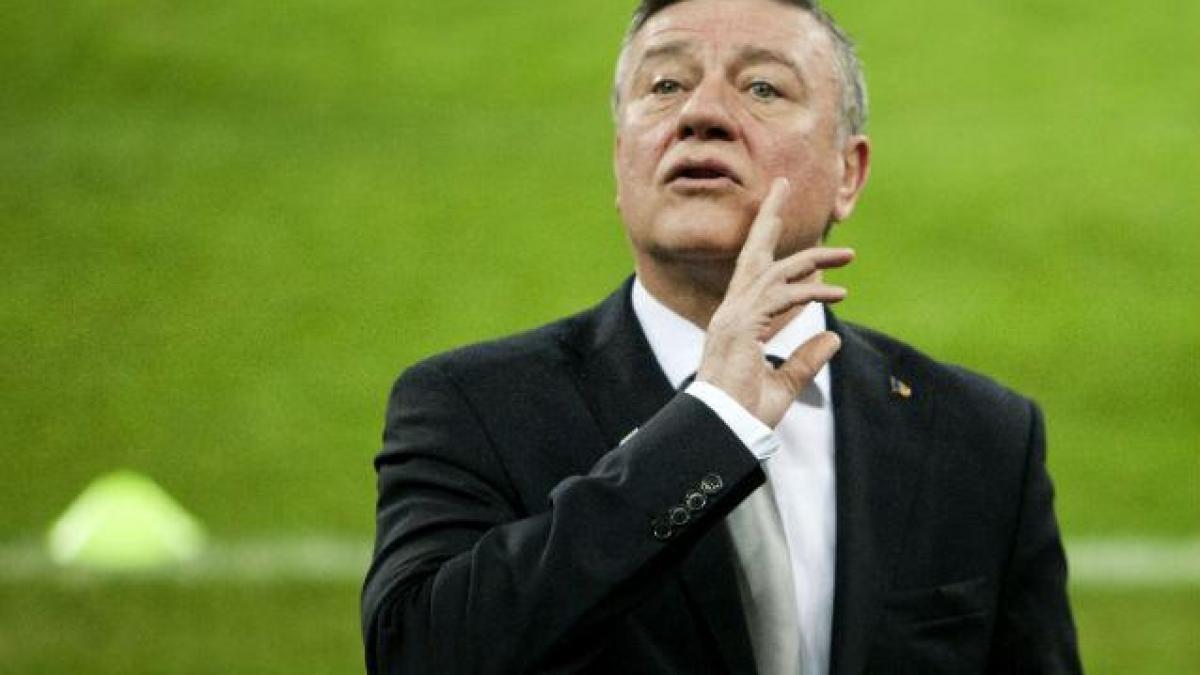 Mârlănie! Mircea Sandu a oferit public bilete la meci familiei băieţelului ucis de maidanezi