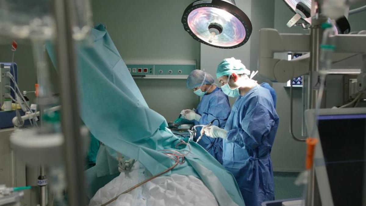 PREMIERĂ MEDICALĂ în România. Un bărbat a fost operat pe cord printr-o tehnică folosită în doar câteva centre cardiovasculare din lume 