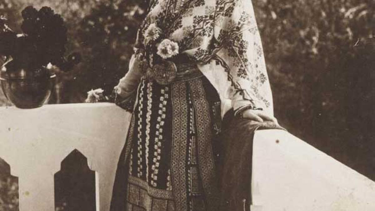 Regele Carol adusese logodnicii nepotului şI surorilor ei prea frumoase costume ţărăneşti