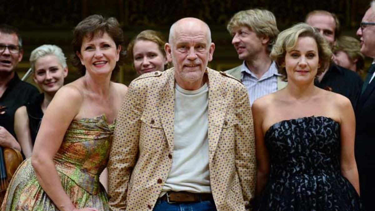 Când John Malkovich e între două soprane