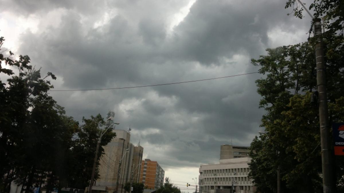 ANM: COD GALBEN de ploi şi vânt puternic, în următoarele ore, în Galaţi, Vaslui şi Tulcea