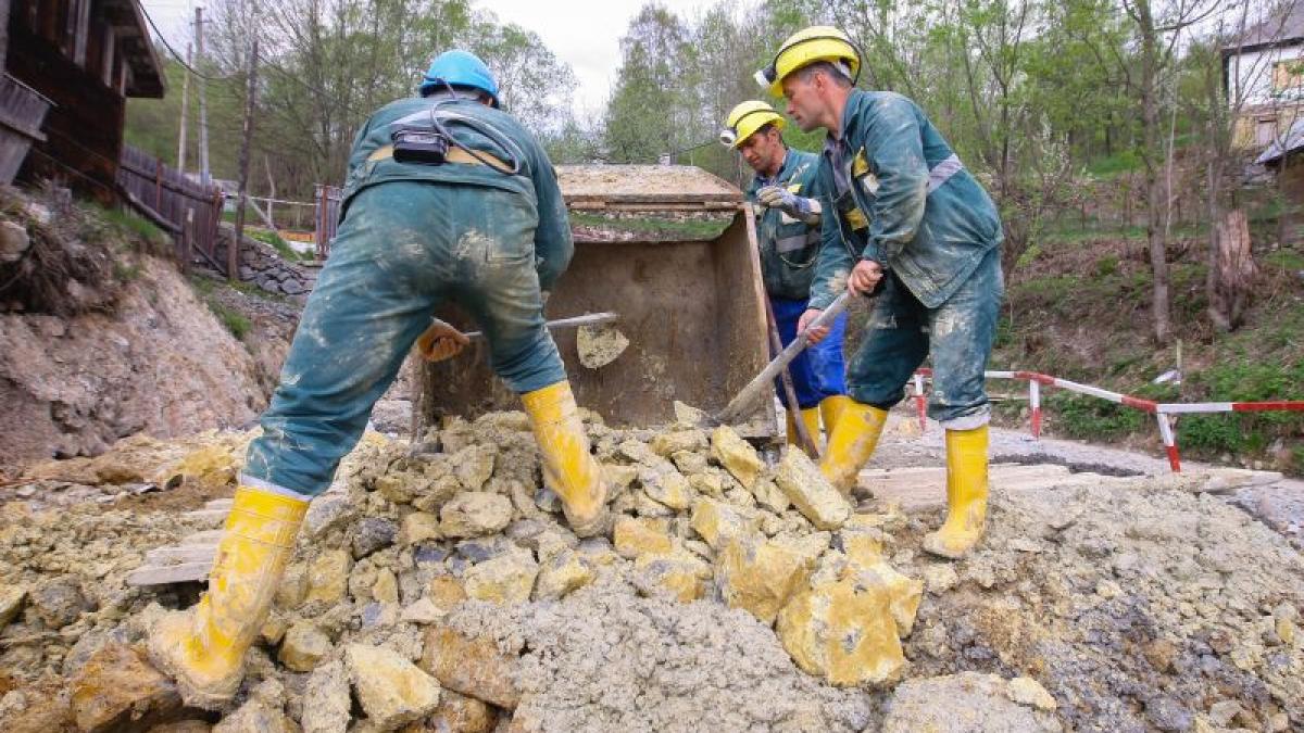Minerii blocaţi în subteran la Roşia Montană continuă protestul 