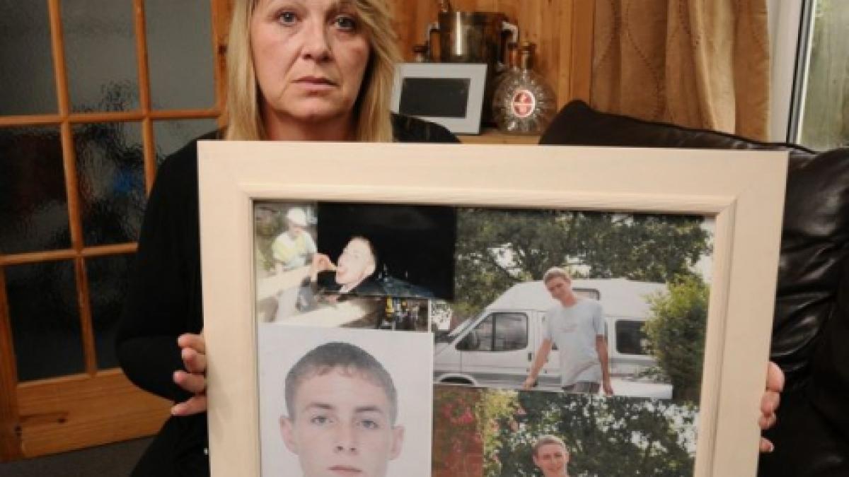 O mama indurerata a mers la politie sa ia hainele fiului mort. Ce a primit in schimb a INGROZIT-O