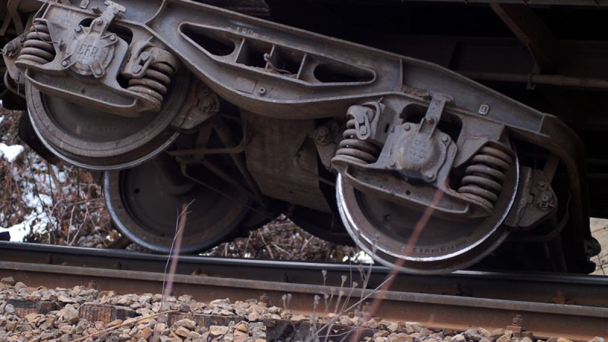 Tren DERAIAT în Galaţi, din cauza ploii torenţiale. Traficul pe ruta Galaţi - Bârlad este BLOCAT