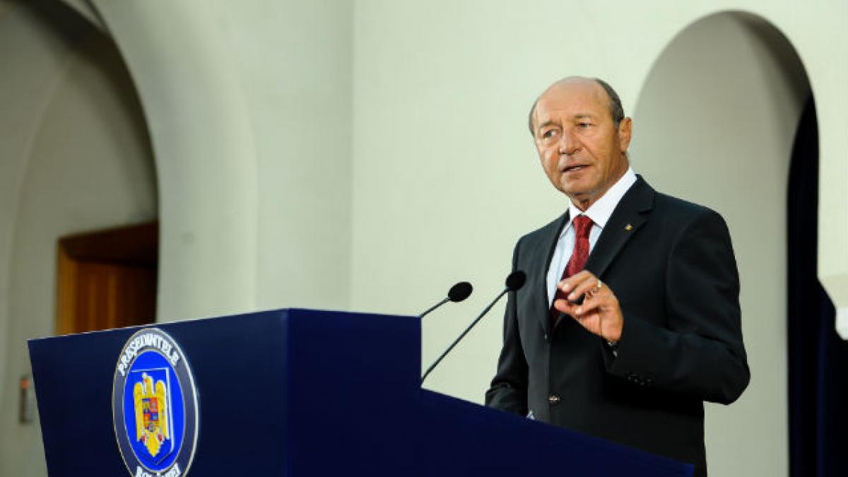 Băsescu, despre legea referitoare la câinii comunitari: O promulg fără reţineri