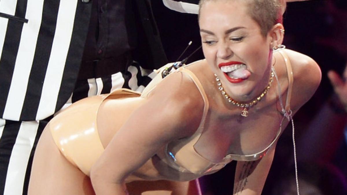 miley cyrus a anuntat ca nu se mai marita cu liam hemsworth pentru ca acesta nu i a fost credincios video