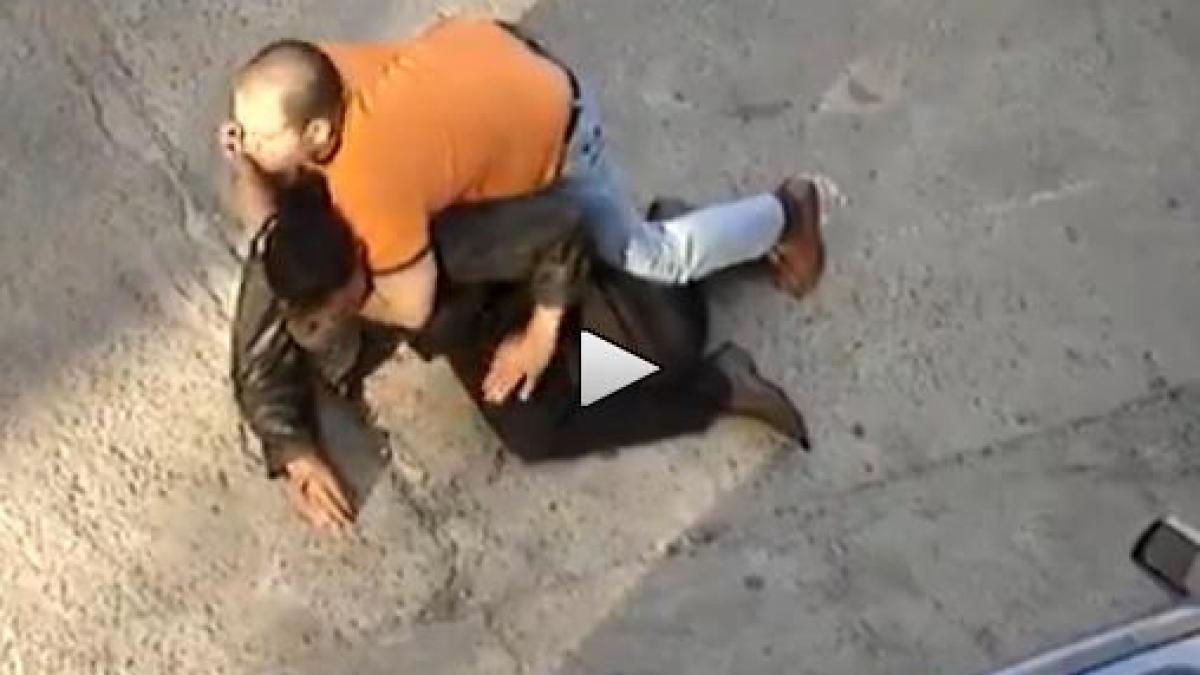 Inspector de poliţie român, în luptă cu un hoţ rom. Fugarul îl face "handicapat" pe poliţist şi plăteste pentru asta (VIDEO)