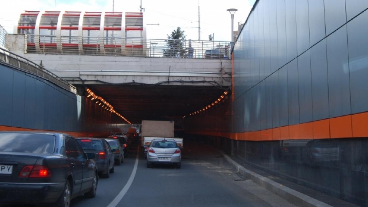 TRAFIC ÎNCHIS în Pasajul Obor. Două maşini s-au ciocnit, o persoană este rănită