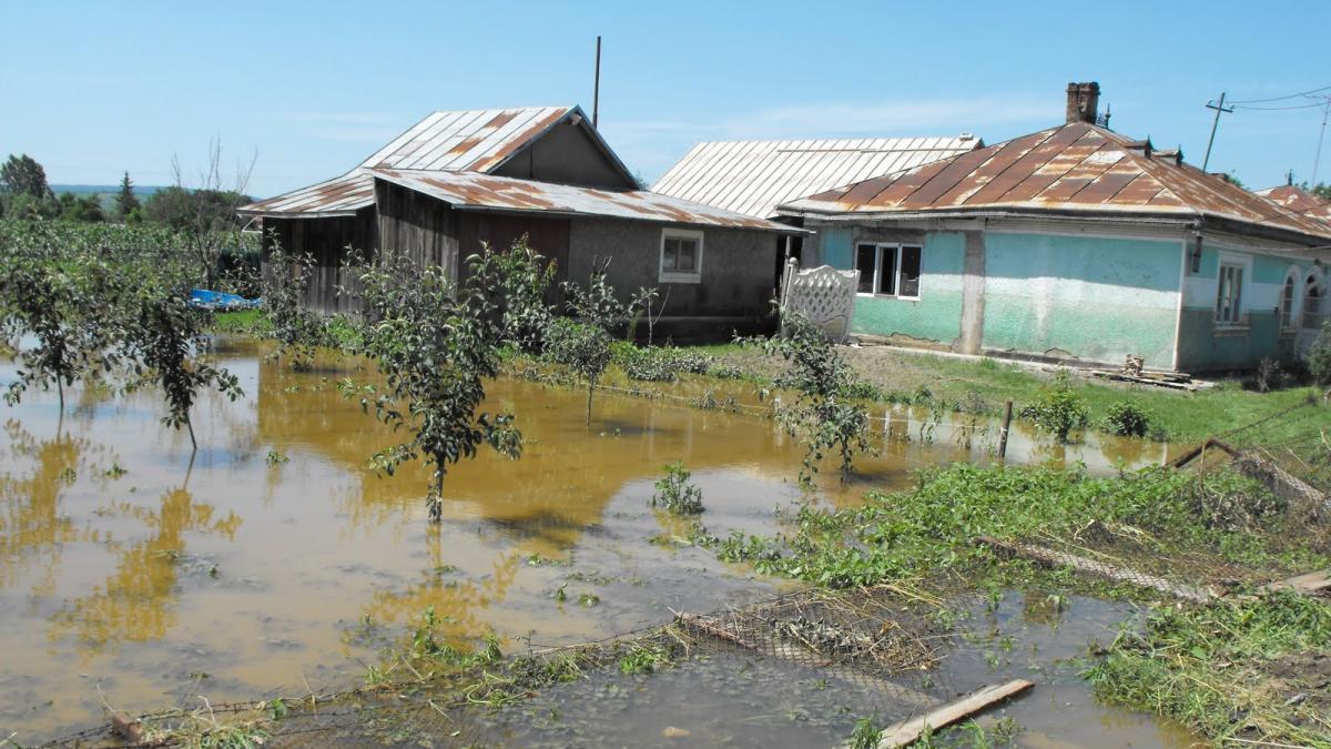 DEZASTRU în Galaţi, în urma inundaţiilor: 485 de case sunt în pericol de prăbușire, 81 deja au căzut la pământ 