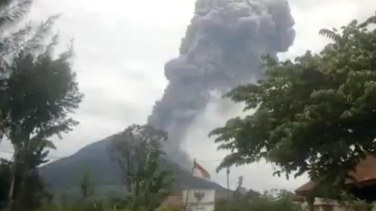 Un vulcan de pe insula Sumatra a erupt. Peste 15.000 de persoane, evacuate (VIDEO)
