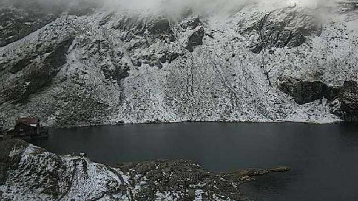 Ninsoare pe Transfăgărăşan, maşini blocate lângă Bâlea Lac