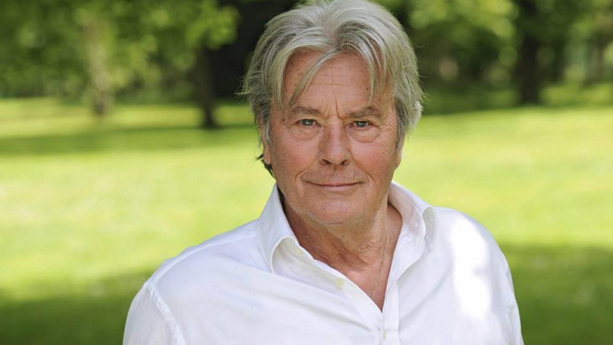 Alain Delon, la 77 de ani, din nou pe scenă. Actorul francez se luptă cu artimia cardiacă