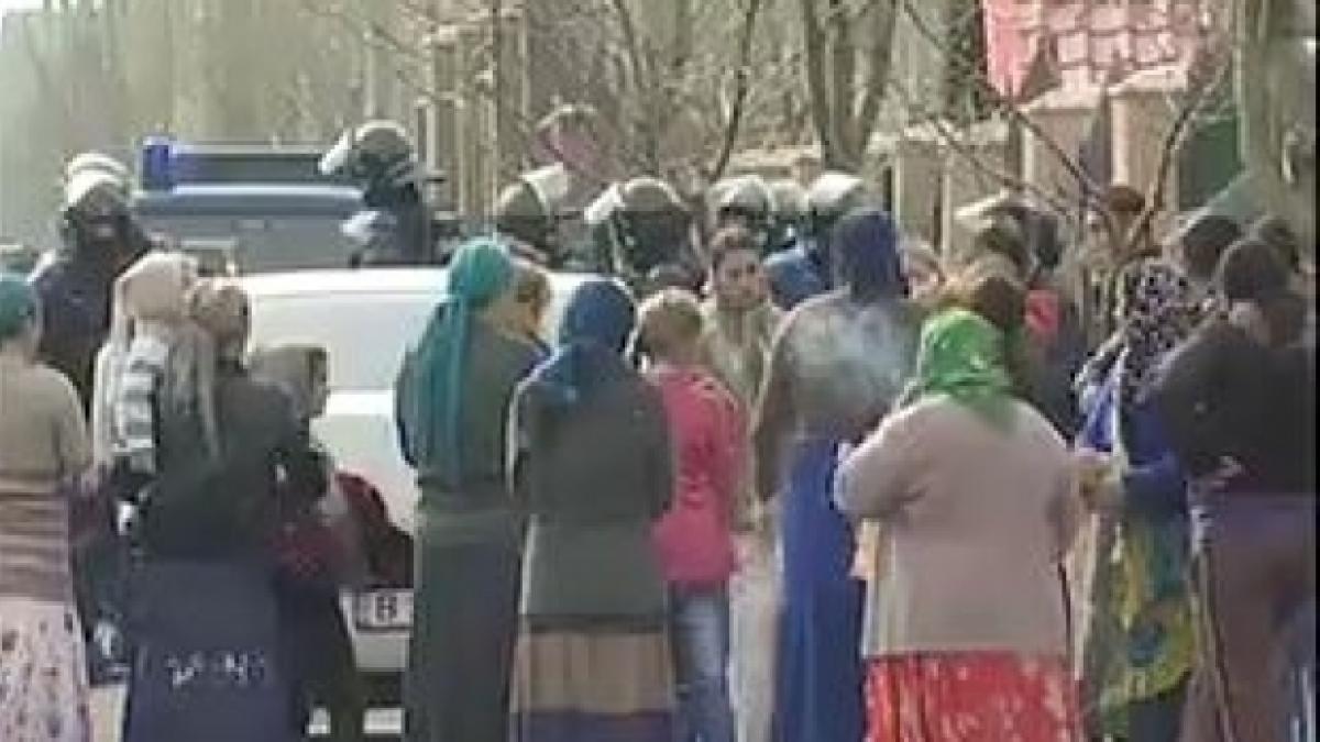 Poliţişti atacaţi de ţigani cu cuţite, la Sinteşti. Oamenii legii au ajuns la spital