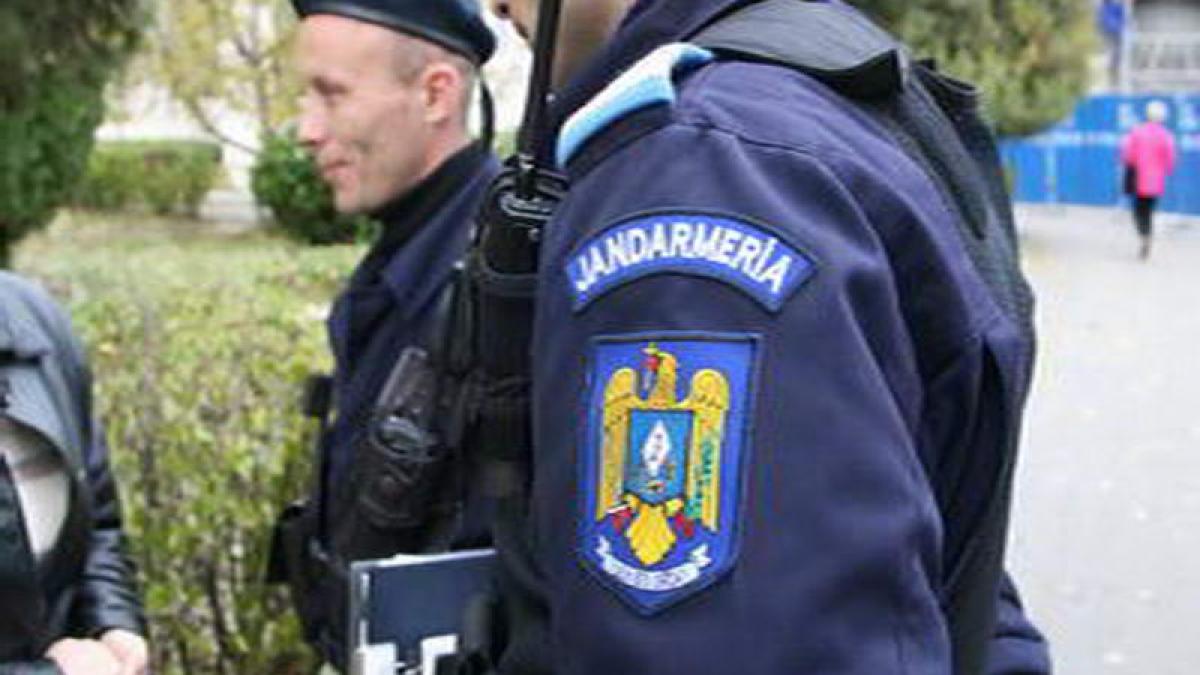 Câmpeni: Peste 1.000 de persoane i-au blocat înăuntrul localului pe parlamentarii din comisia Roşia Montană. Au fost mobilizaţi jandarmii
