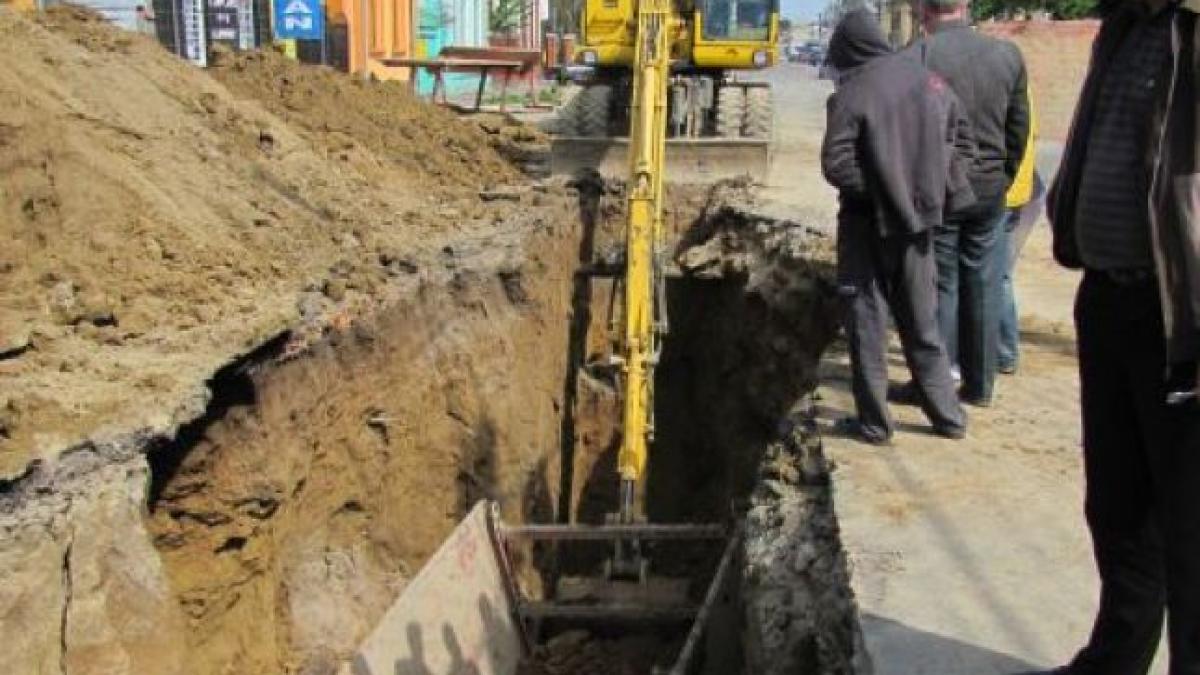 Doi muncitori, prinşi sub un mal de pământ surpat, la Ţăndărei