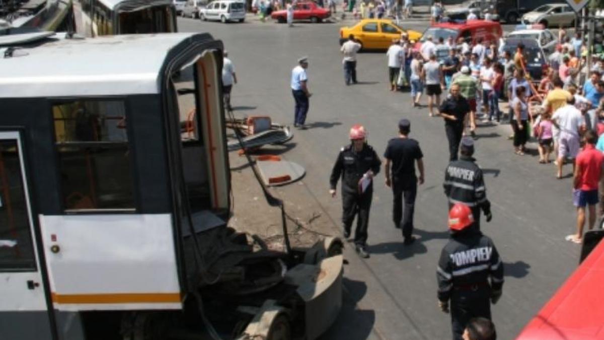Un tramvai a deraiat şi s-a rupt în două, în cartierul Ferentari. Circulaţia tramvaielor 32, 23, 8 este blocată 