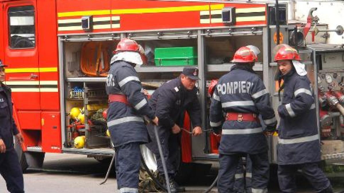 Un autobuz a luat foc lângă un centru comercial din Suceava