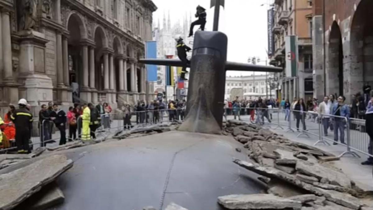 Locuitorii din Milano, STUPEFIAŢI: Vezi momentul INCREDIBIL în care un submarin iese din pământ, în centrul oraşului (VIDEO)