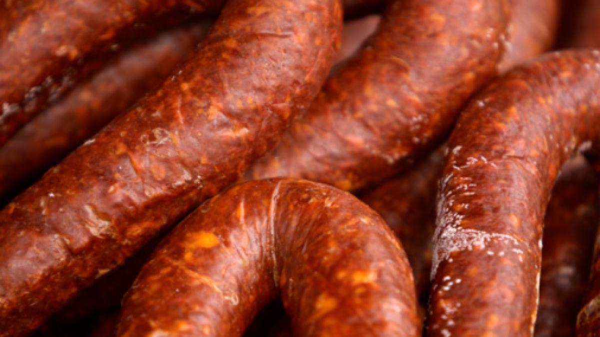 ALERTĂ ALIMENTARĂ! Cârnaţi româneşti, interzişi pe piaţa europeană din cauza unui colorant nedeclarat