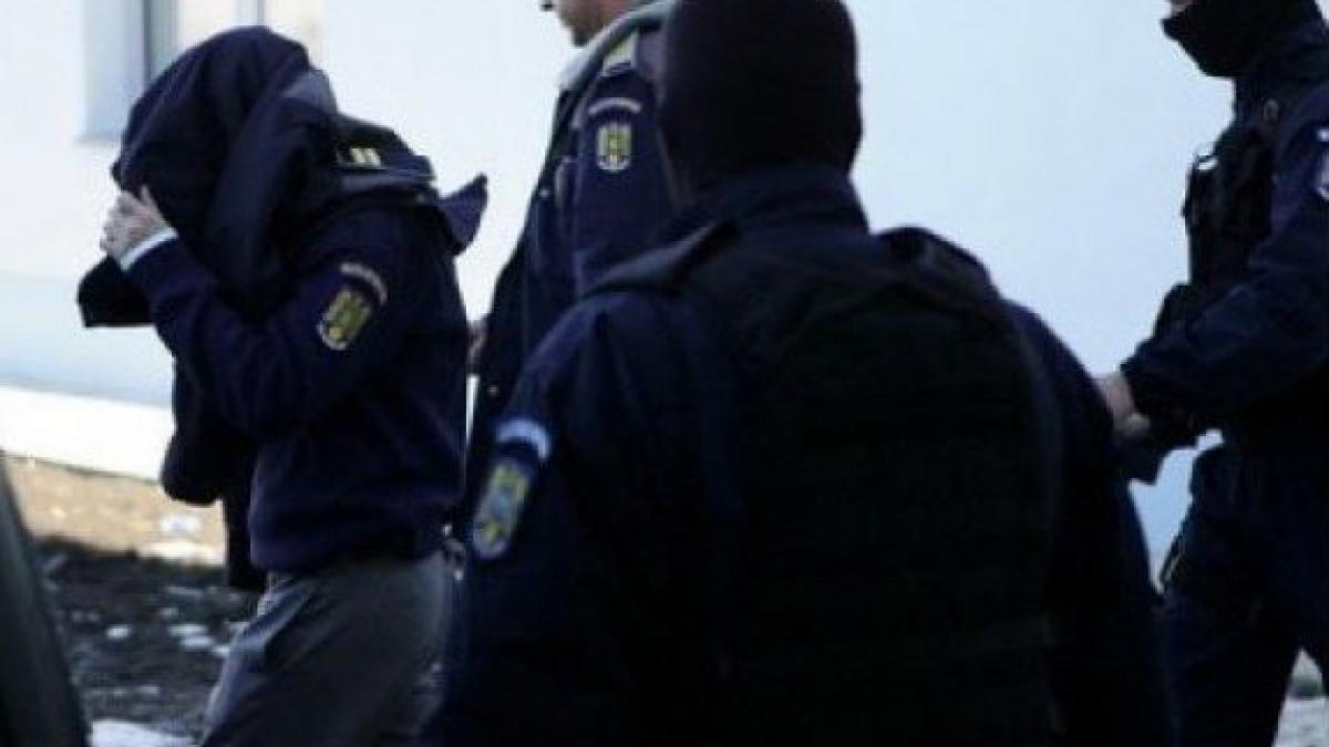Un suspect de furt s-a aruncat de la etajul 4 al secţiei de poliţie unde era anchetat