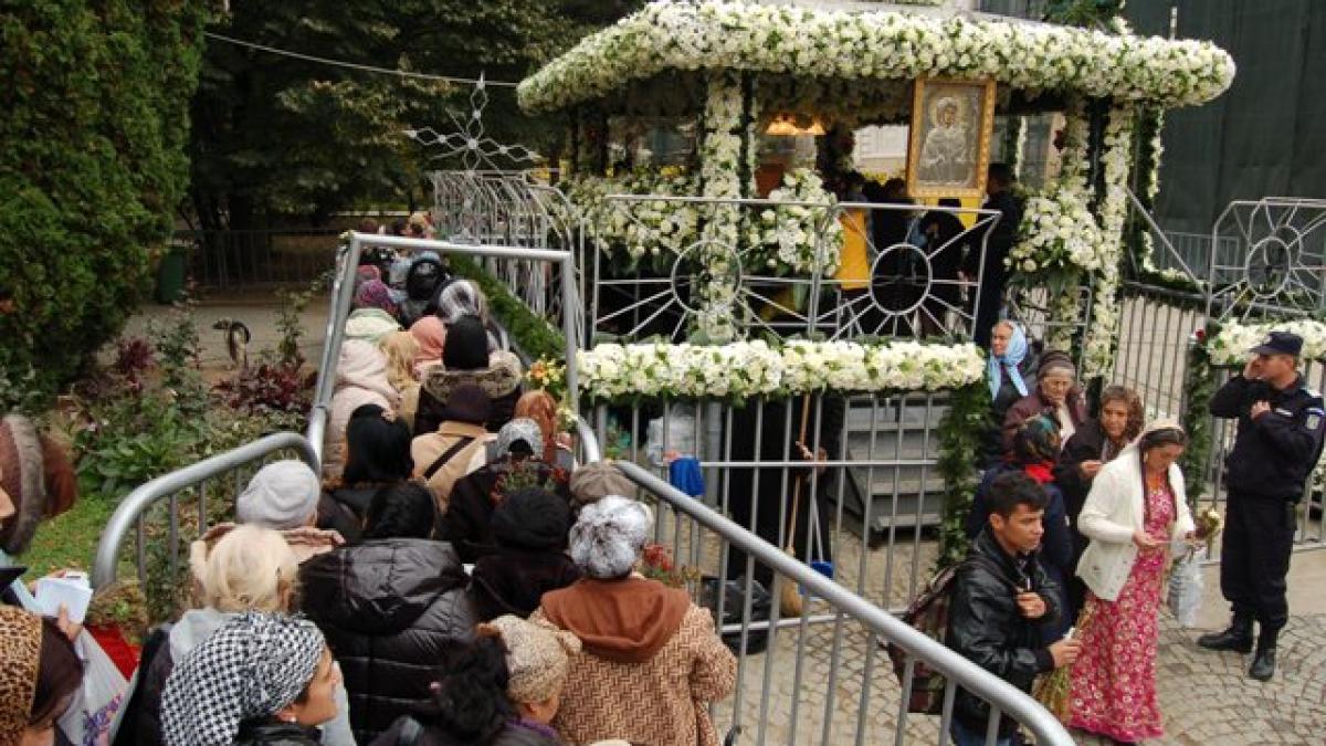 Lacrimi şi sfinţi, între gogoşi şi friptane. Totul, în numele credinţei