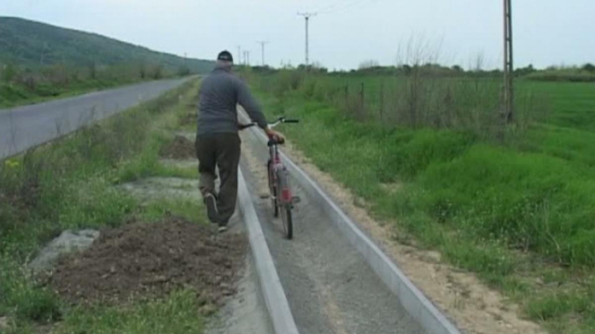 România, fruntaşă la proiecte stupide. Arădenii au ajuns să construiască TROTUARE în mijlocul CÂMPULUI