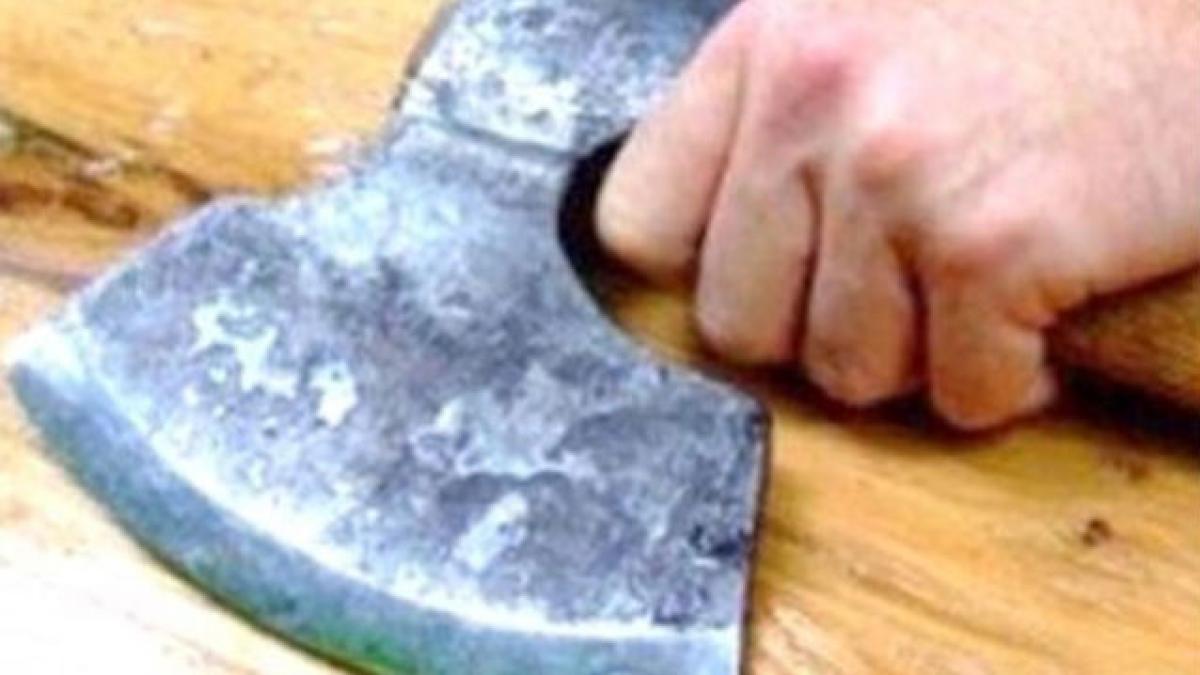 Avocată din Bucureşti, internată în stare gravă după ce a fost lovită în cap cu un topor