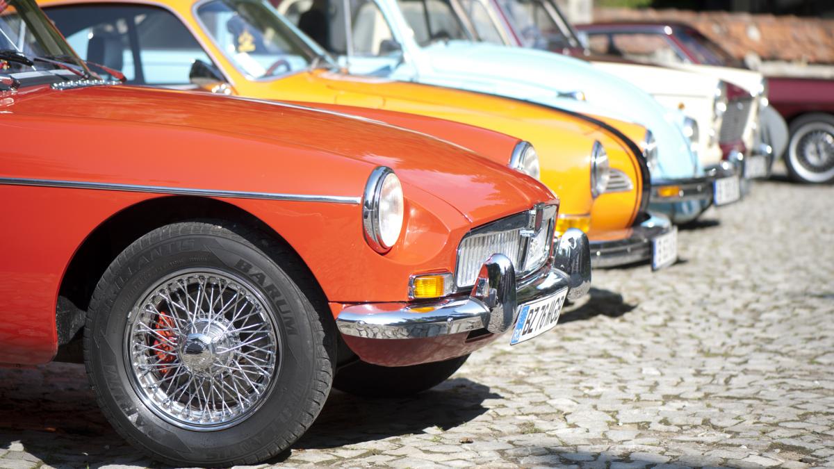 Retro Parada Toamnei: 500 de vehicule istorice defilează weekendul acesta în 17 oraşe din România