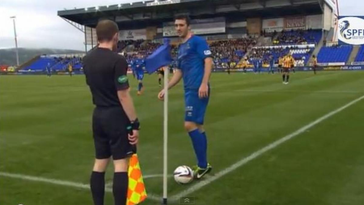 Trădaţi de arbitru. Au marcat după o super-schemă, dar tuşierul nu a respectat înţelegerea VIDEO