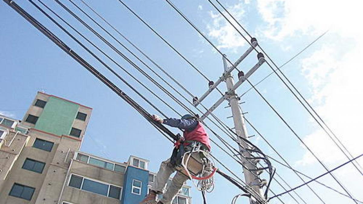Enel întrerupe joi alimentarea cu energie electrică pe mai multe străzi din București și Ilfov