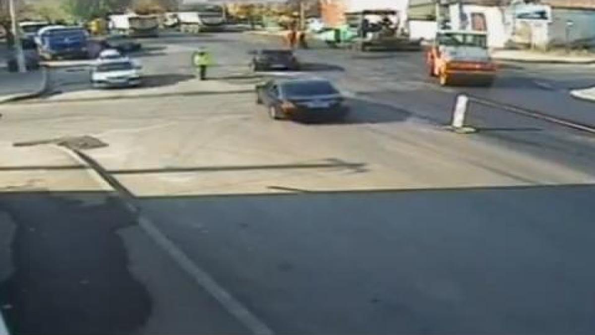 Participant la trafic CU COARNE, pe străzile din Brăila. Ce păţeşte un poliţist de circulaţie (VIDEO)