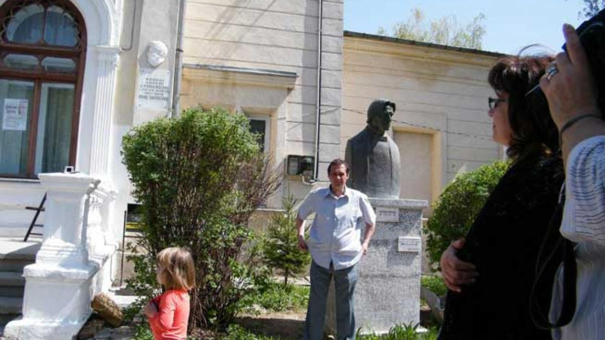 85 de ani de radio în România sărbătoriţi prin omagierea lui Mihail Sadoveanu la Iaşi