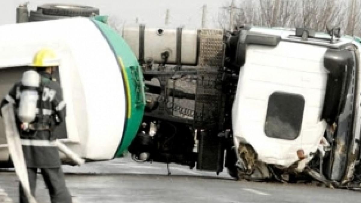 O cisternă s-a răsturnat pe DJ 504, la Cernetu. Şoferul a murit, iar din mașină se scurge combustibil