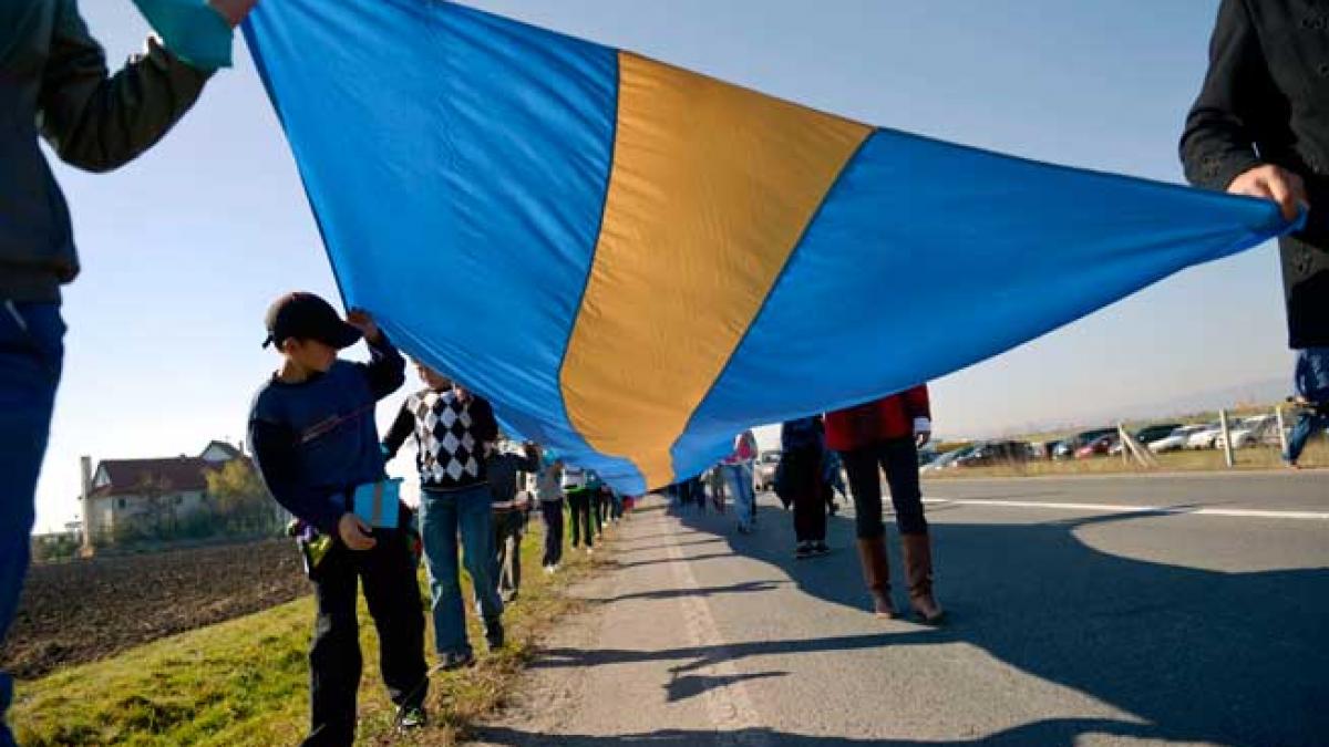 Partidele maghiare refuză să dea jos steagul secuilor de pe sedi. Poliţia a anunţat că formaţiunile politice vor fi amendate