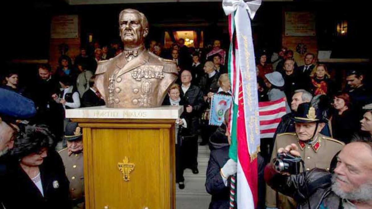 La Budapesta a fost dezvelit un bust al lui Miklos Horthy. Sute de persoane au manifestat pro şi antiinaugurarea bustului