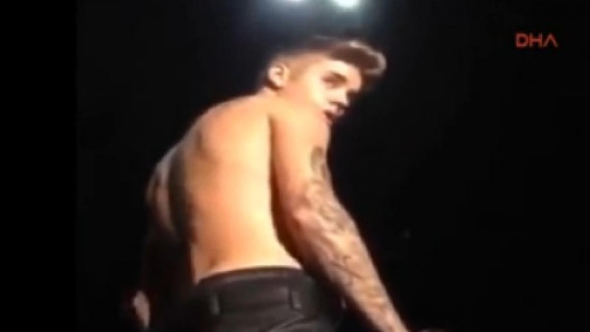 justin bieber a enervat din nou fanii artistul lovit cu o sticla a scapat microfonul din mana video