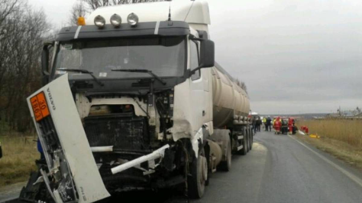Accident grav pe DN68 A. O persoană a fost rănită, după ce o cisternă a intrat într-un autoturism 