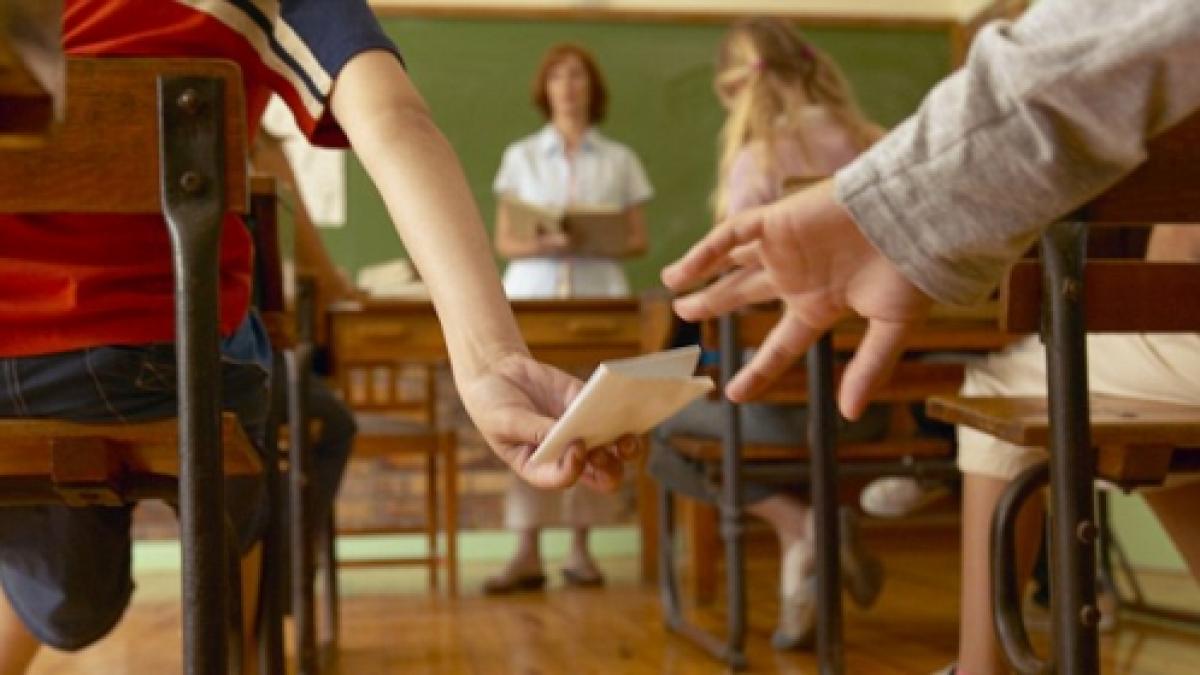 Ceva mai amuzant nu poți citi: Biletetul de dragoste trimis de un BĂIAT unei FETIȚE de care era îndrăgostit