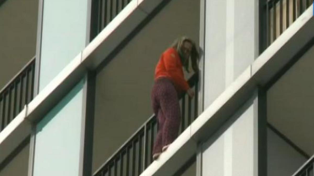 Femeia care ameninţa că se aruncă de la etajul 13 al unui bloc din Capitală a fost salvată (VIDEO)