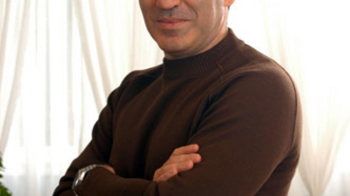 Marele Garry Kasparov trebuie să învingă un om RĂPIT DE EXTRATEREŞTRI, ca să revină în lumea şahului 