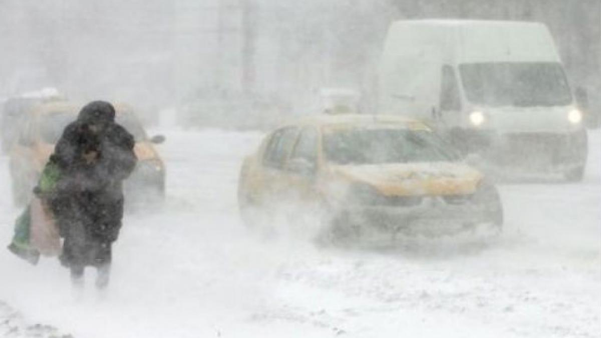 Pregătiţi-vă de ninsori! Meteorologii ar putea emite luni COD GALBEN pentru sudul ţării