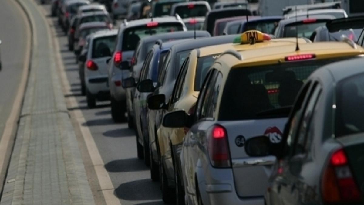 Traficul de pe DN1 dinspre Braşov către Valea Prahovei, DEVIAT pe DN1A din cauza aglomeraţiei