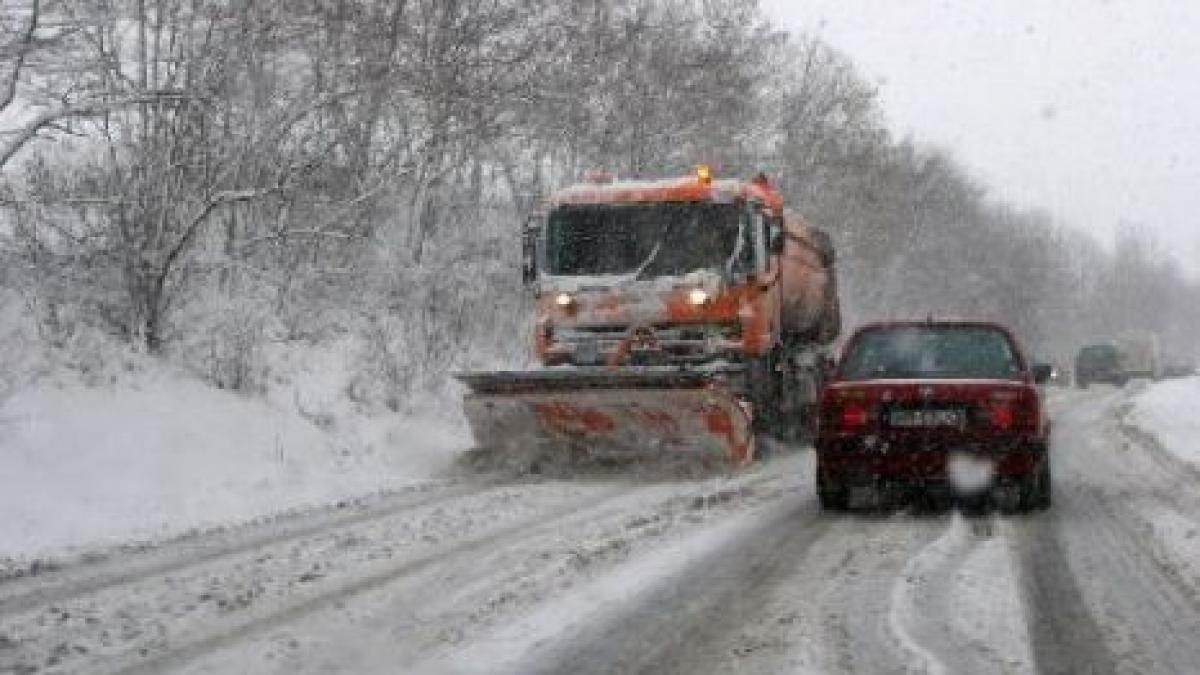 Lapoviţă şi ninsoare în Pasul Tihuţa, pe DN 17. Vezi IMAGINI LIVE pe webcam jurnalul.ro