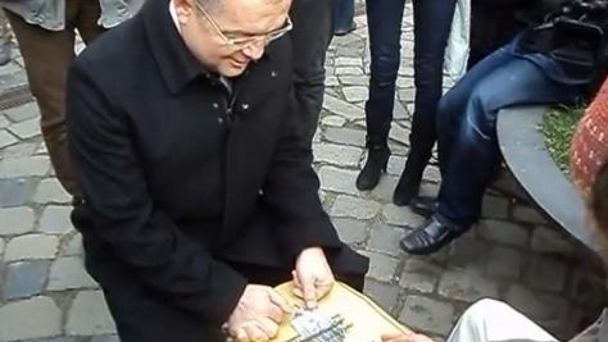 emil boc a cantat la kalimba harpa si xilofon in centrul clujului relaxat si liber video