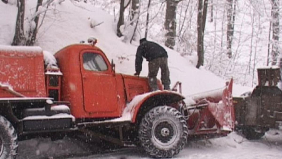 Traficul rutier pe DN 57, BLOCAT pe un sens din cauza unei avalanşe 