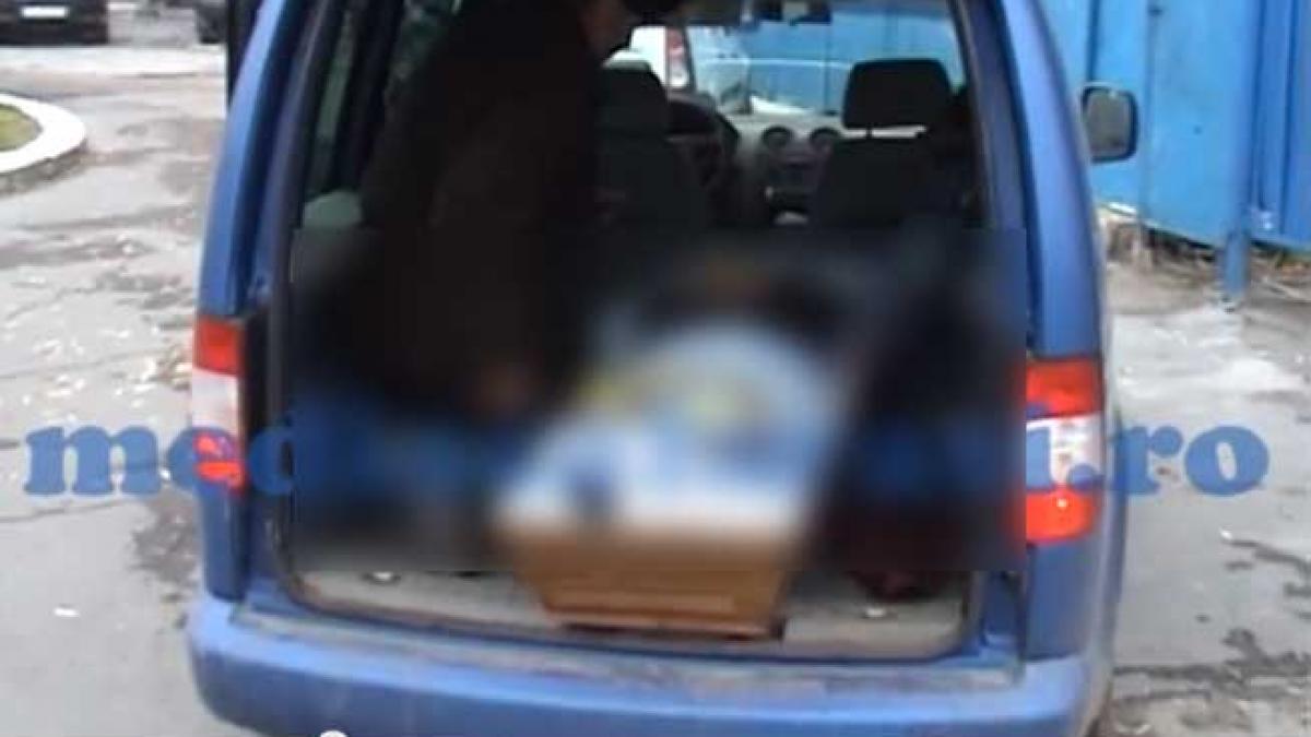 VIDEO. Protest cu mortul în coşciug pe treptele unei bănci din România