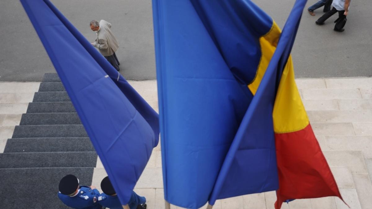 Propunere legislativă: Imn intonat zilnic în şcoli, drapel arborat "în mod permanent şi obligatoriu"