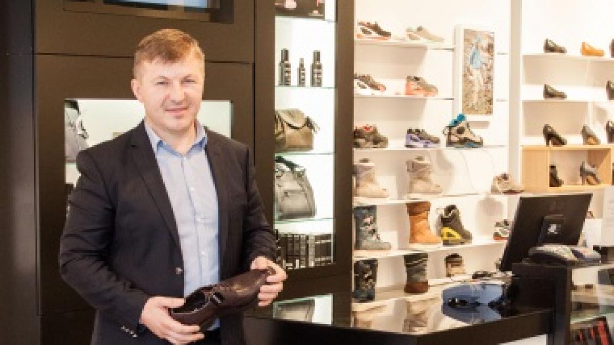 Un fost chirurg face milioane de lei dintr-un brand danez de încălţăminte