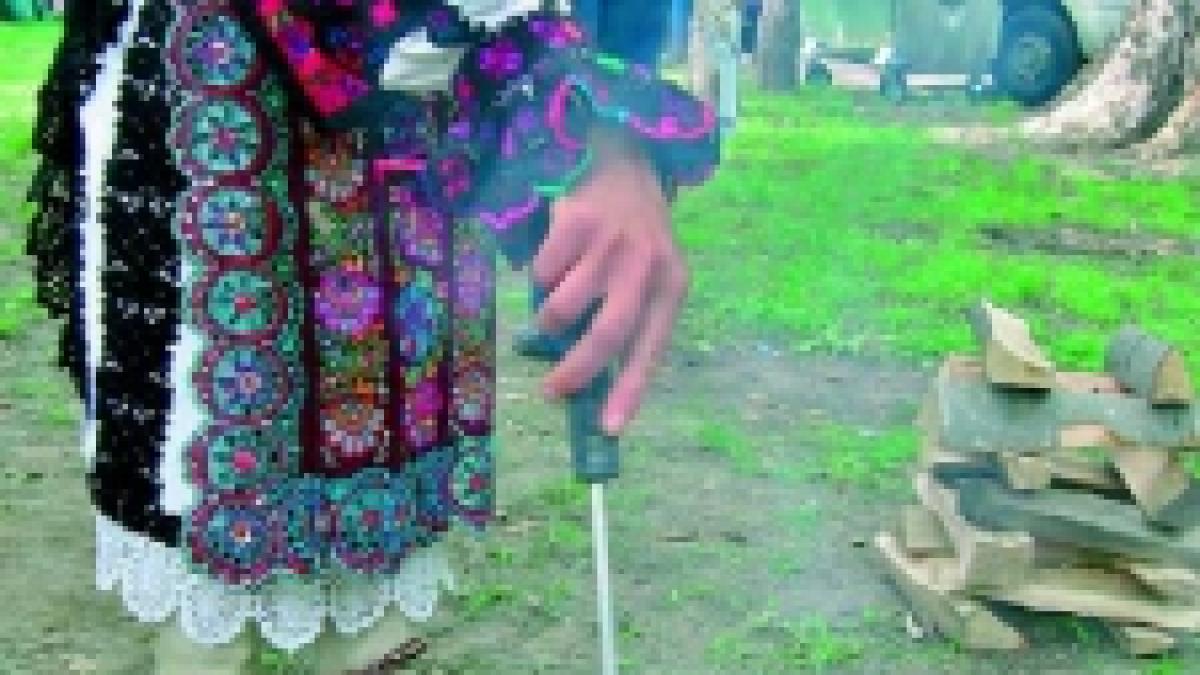 Plăcinte şi vinars la claca pădurenilor